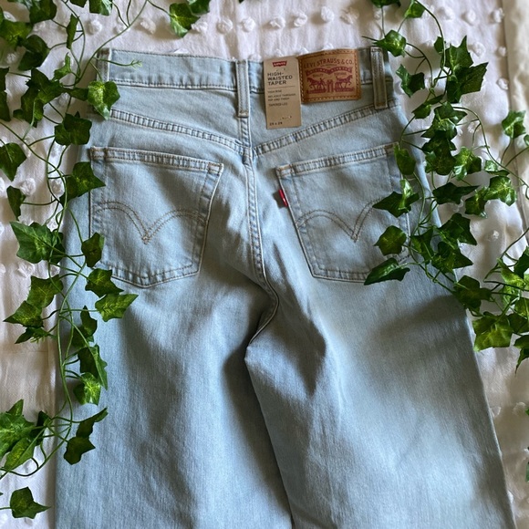 Size 25 Levi jeans - Picture 3 of 3